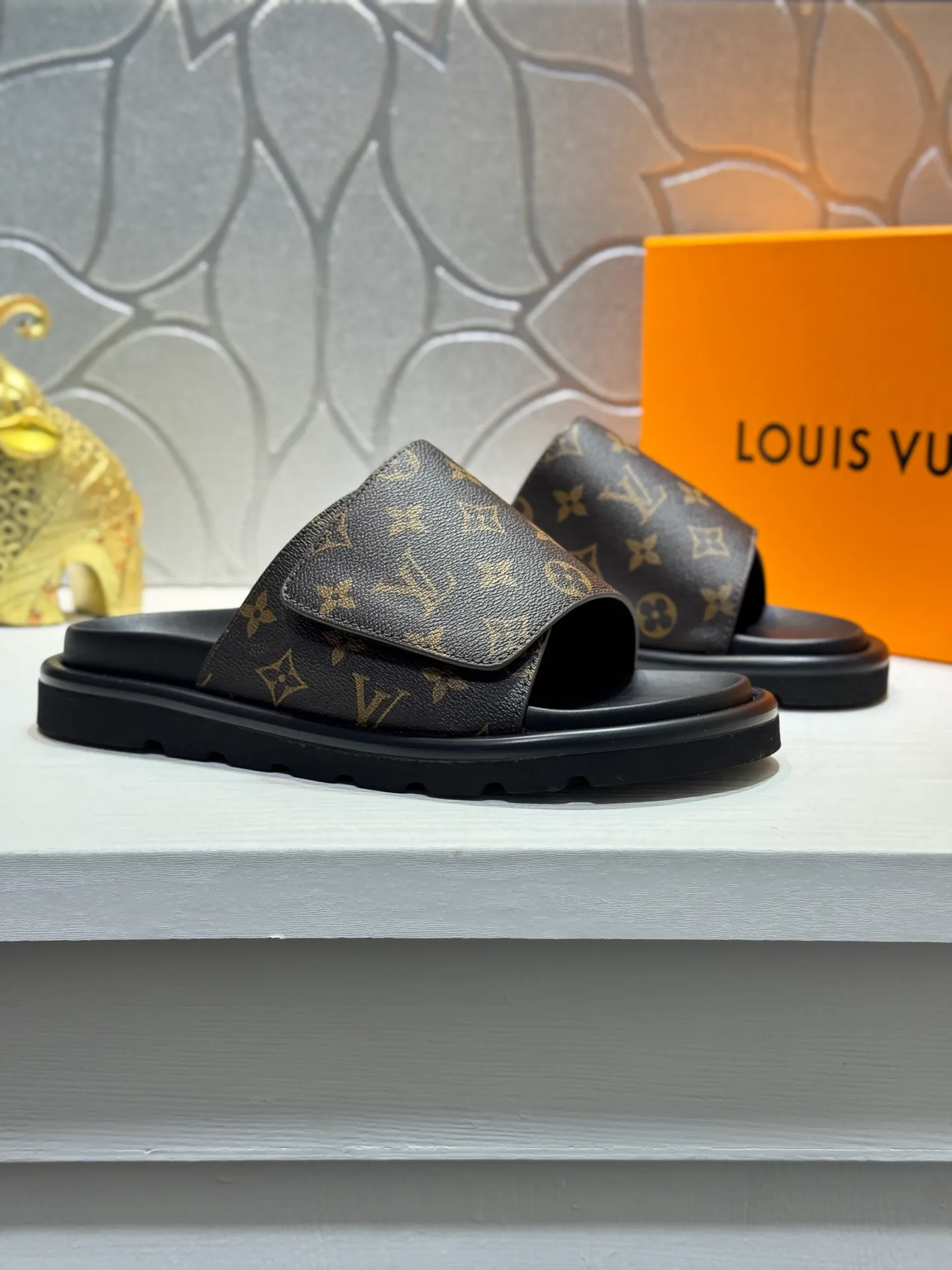Men's Men's Shoes💰360 [New Style]🦇🦇Top Original [Louis Vuitton] Slippers for Couples👫Spring and Summer Style🎯🎯As an active family in the fashion industry ⭐ Lv takes bold innovation as its true nature ⚡Fabric and floral with hardware🔥Clean and neat ⚡Fashionable and elegant🌹Multiple colors available Size: 36-44 (45. Customized